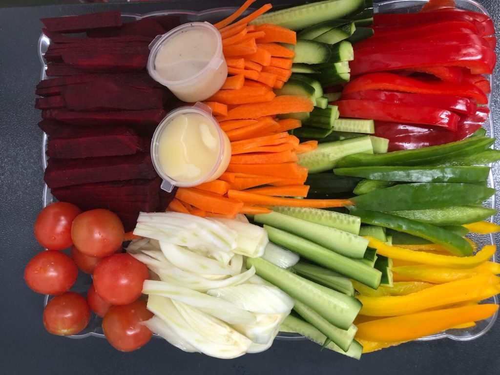 פלטת ירקות לאירוח | פלטת ירקות חתוכים | פלטות ירקות לאירוח